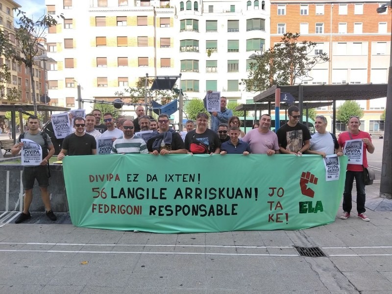 Divipako langileek elkarretaratzea egin dute Fedrigoniren deslokalizazioa salatzeko