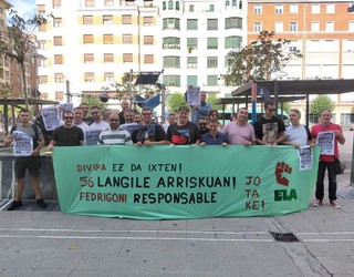 Divipako langileek elkarretaratzea egin dute Fedrigoniren deslokalizazioa salatzeko