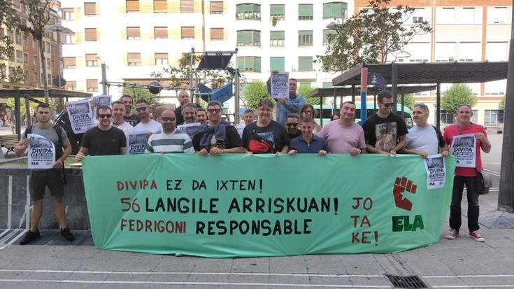 Divipako langileek elkarretaratzea egin dute Fedrigoniren deslokalizazioa salatzeko