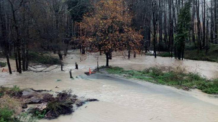 Arazoak eta errepideak itxita, eurite handiak direla eta