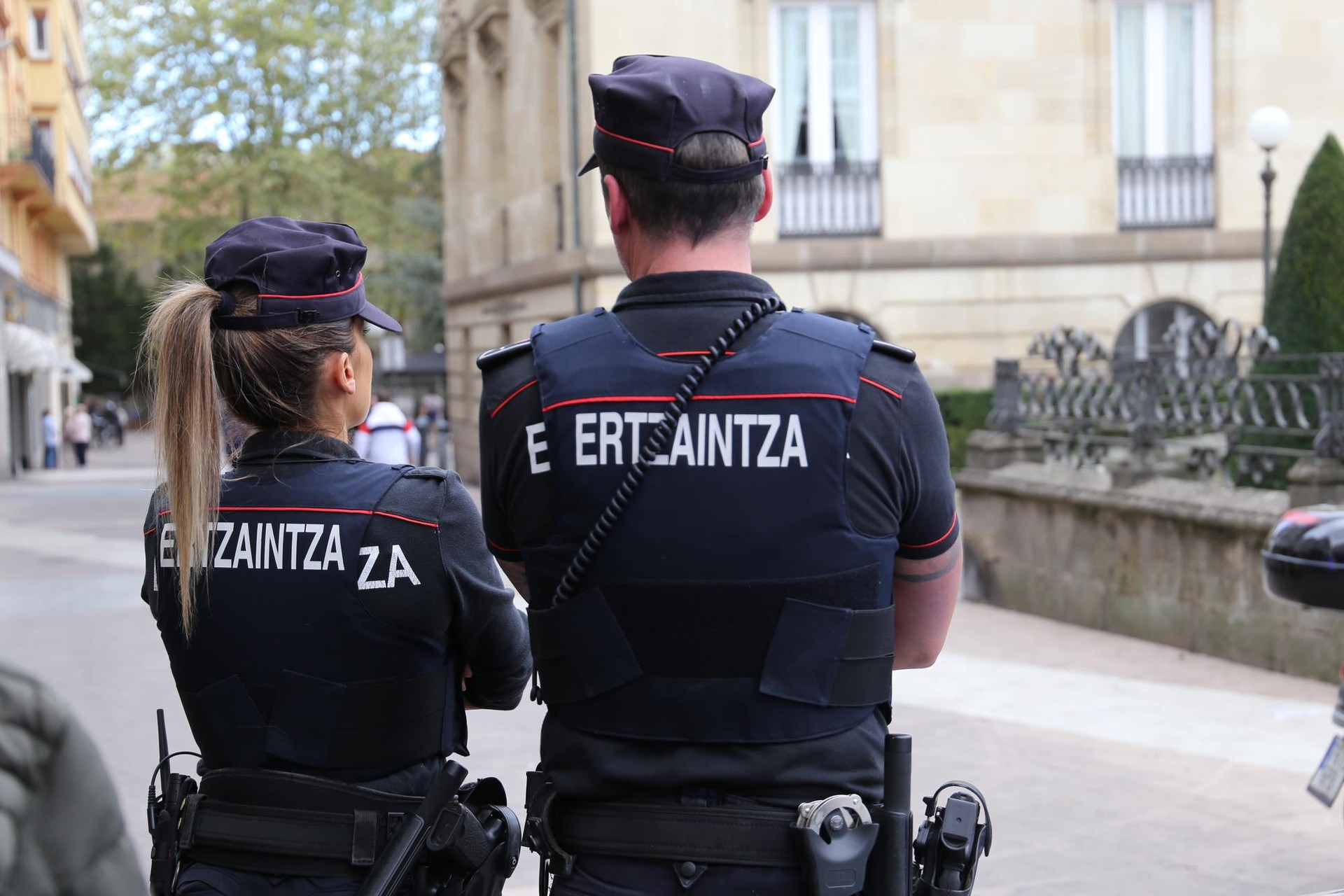 Ertzaintzak bi gazte atxilotu ditu Sondikan, Galdakaon indarkeria erabilita egindako lapurreta baten ikerketaren ondorioz