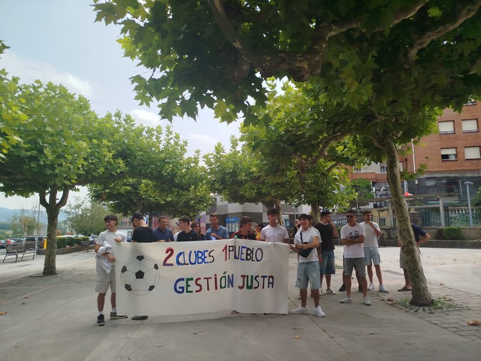 Herriko bi futbol taldeekiko “kudeaketa orekatua” eskatu dute