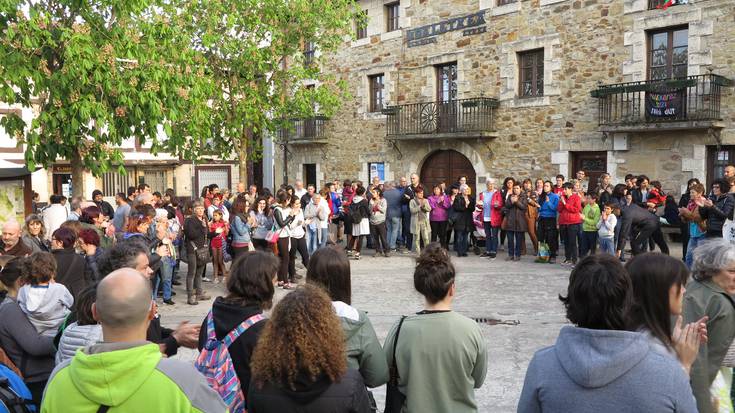 Ehunaka txorierritar batu dira “La Manada”ren epaia arbuiatzeko