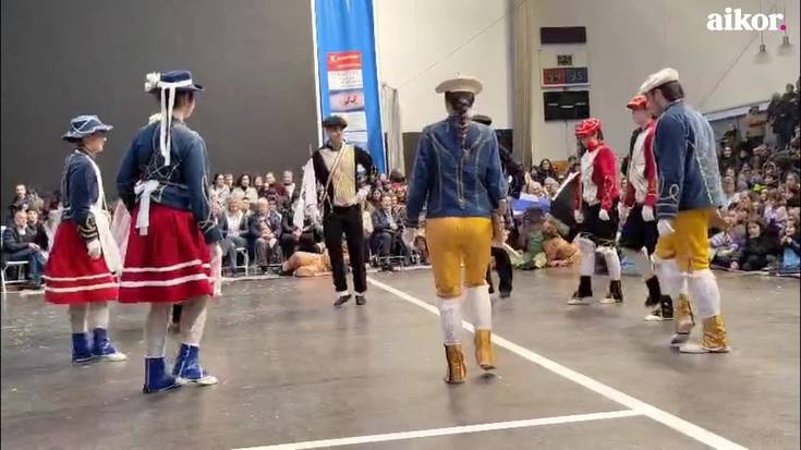 Jendetza elkartu da Larrabetzuko Maskaradan