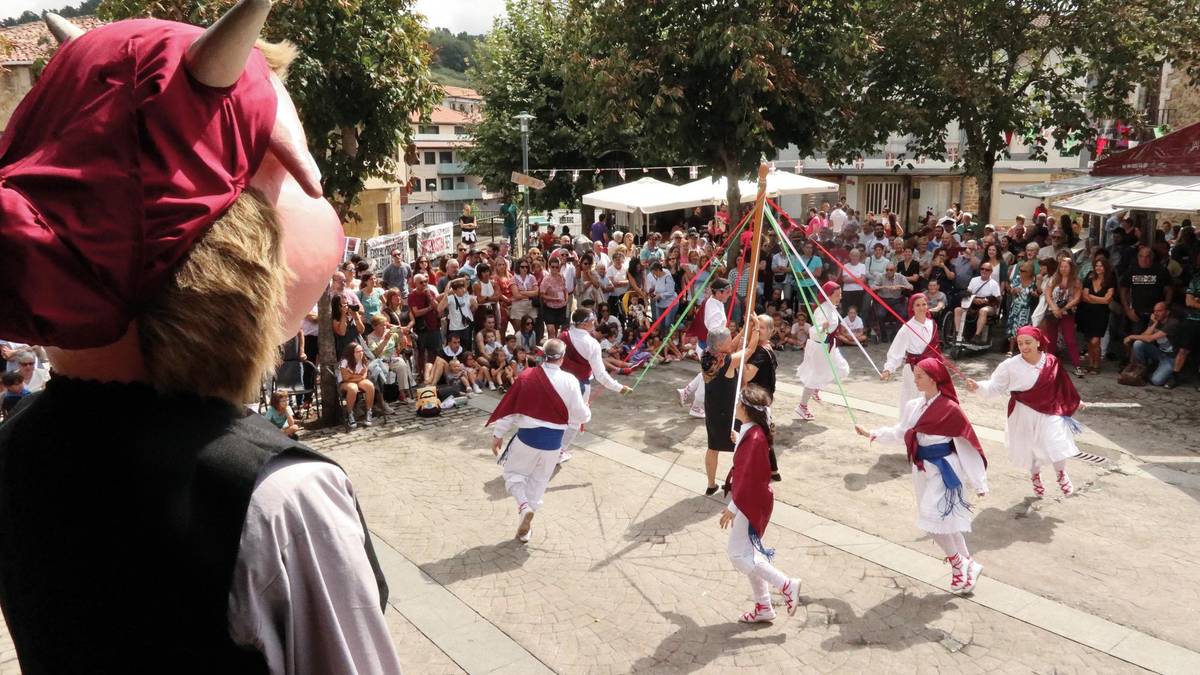 Castell ikuskizunak, herriko artistak eta aparteko giroa Larrabetzuko jaiak ospatzeko