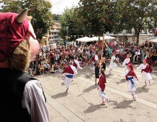 Castell ikuskizunak, herriko artistak eta aparteko giroa Larrabetzuko jaiak ospatzeko