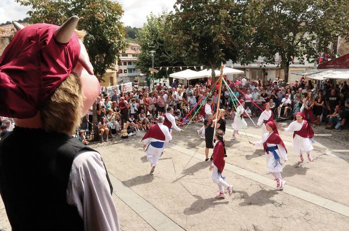 Castell ikuskizunak, herriko artistak eta aparteko giroa Larrabetzuko jaiak ospatzeko