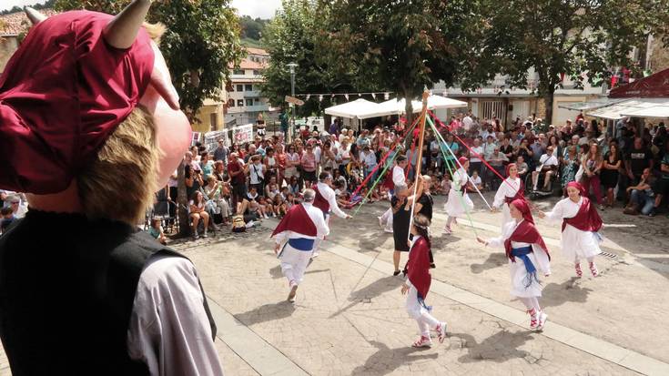 Castell ikuskizunak, herriko artistak eta aparteko giroa Larrabetzuko jaiak ospatzeko