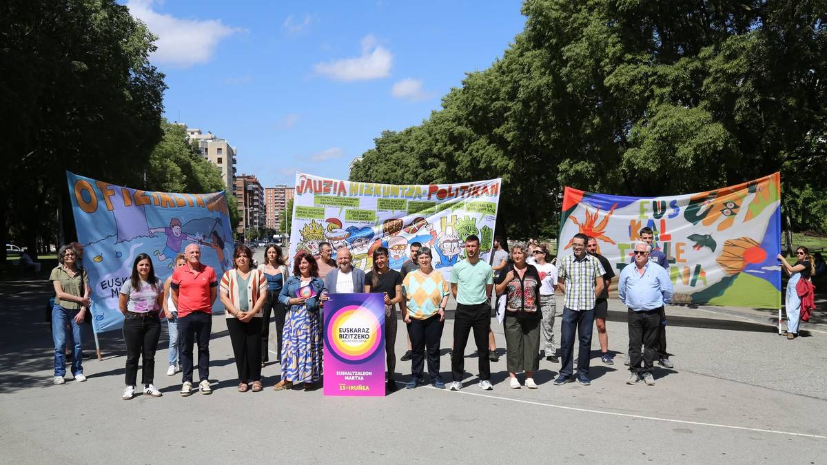 Malen Amenabar larrabetzuarrak Euskaltzaleon Martxako pankartetako bat sortu du