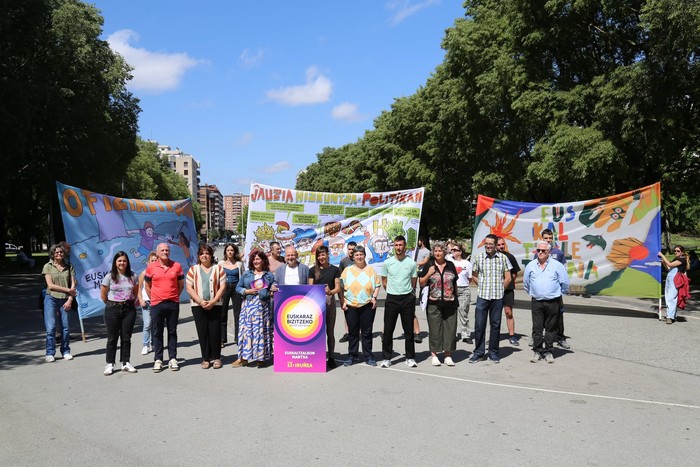 Malen Amenabar larrabetzuarrak Euskaltzaleon Martxako pankartetako bat sortu du