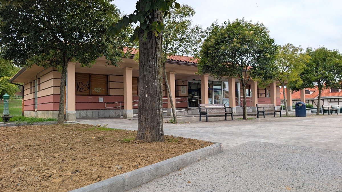 Anbulatorio aurreko plazako ingurua konpondu dute