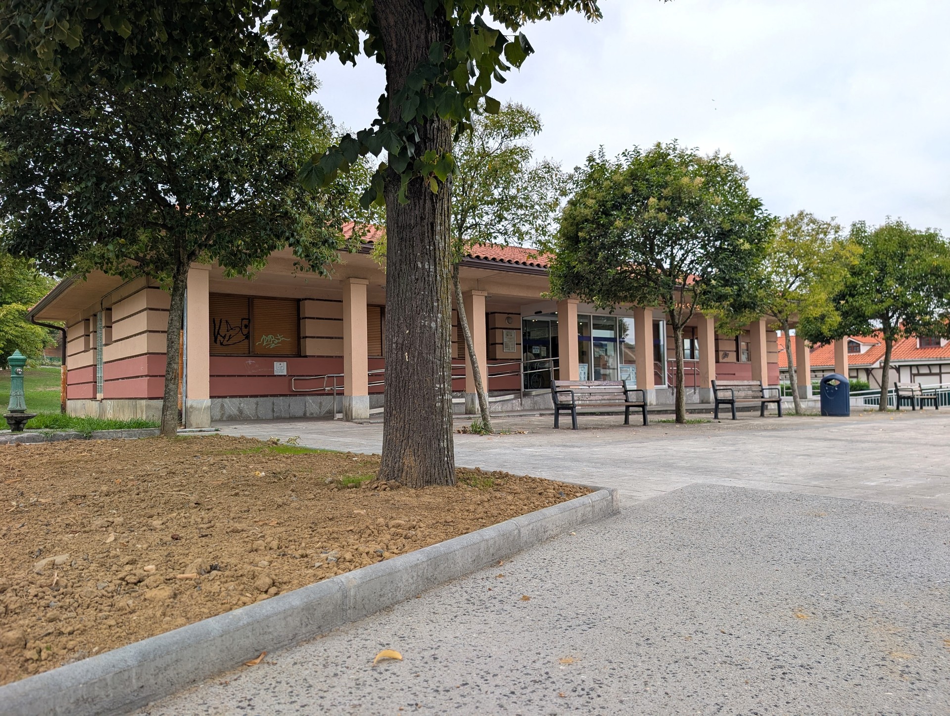 Anbulatorio aurreko plazako ingurua konpondu dute