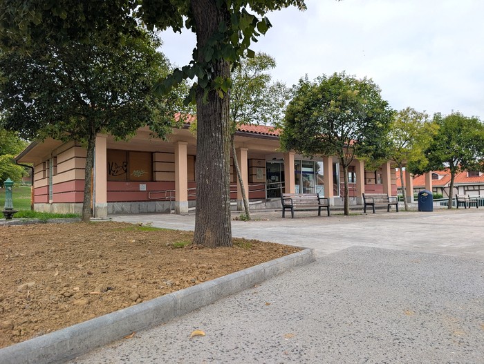 Anbulatorio aurreko plazako ingurua konpondu dute