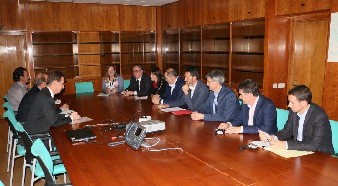 Alkateek pozik hartu dute aireportuan hegaztiak antzemateko radarra ipini izana