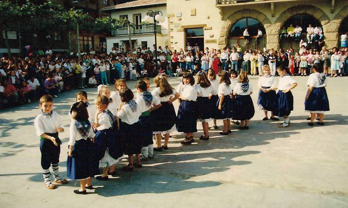 35 urte Derio dantzan jarriz