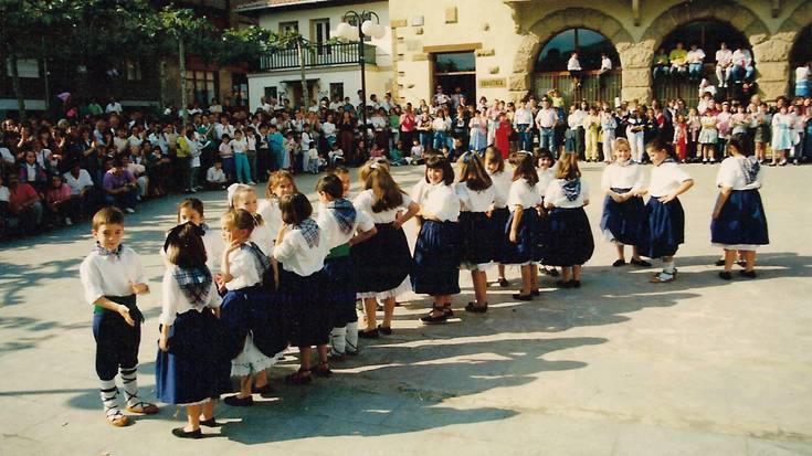 35 urte Derio dantzan jarriz