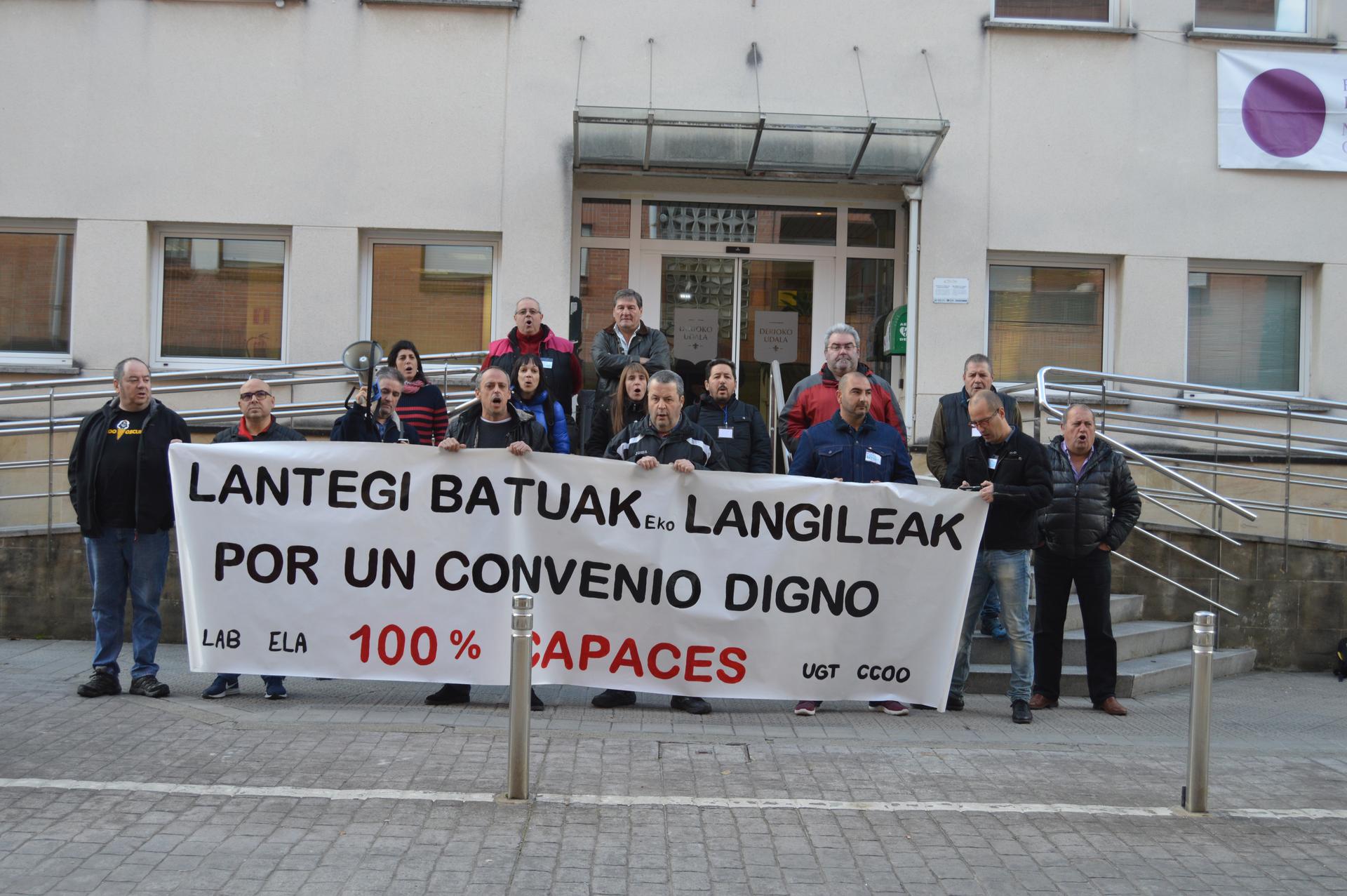 Lantegi Batuak-eko enpresa-batzordeak hitzarmen kolektibo duina eskatu du Derion