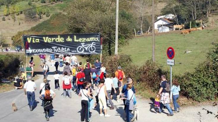 Larrabetzutik Bilbora oinez edo bizikletaz joateko aukera eskatu dute 