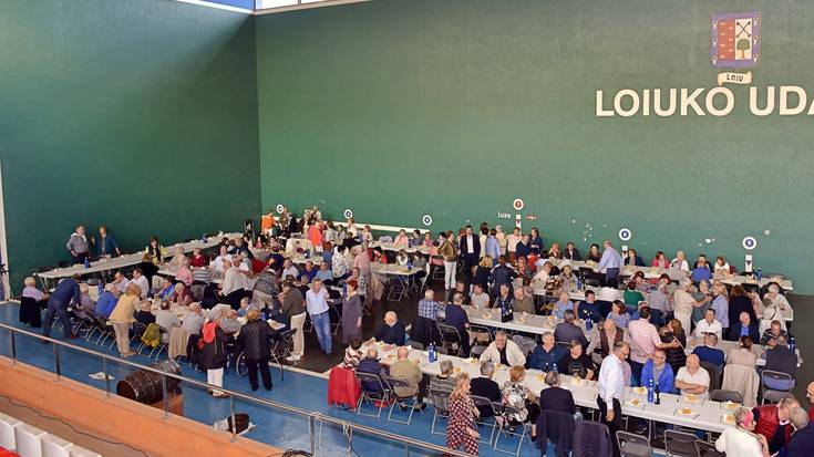 Elotxelerri-Larrondoko eskolako 200 ikasle ohi batu ziren zapatuan