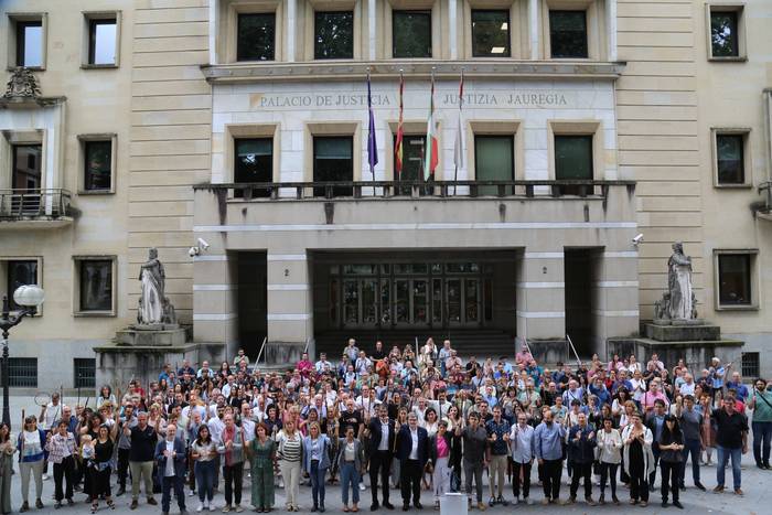 Txorierriko alkateek eta udal-ordezkariek Kontseiluarekin bat egin, eta Konstituzionalaren ebazpena salatu dute