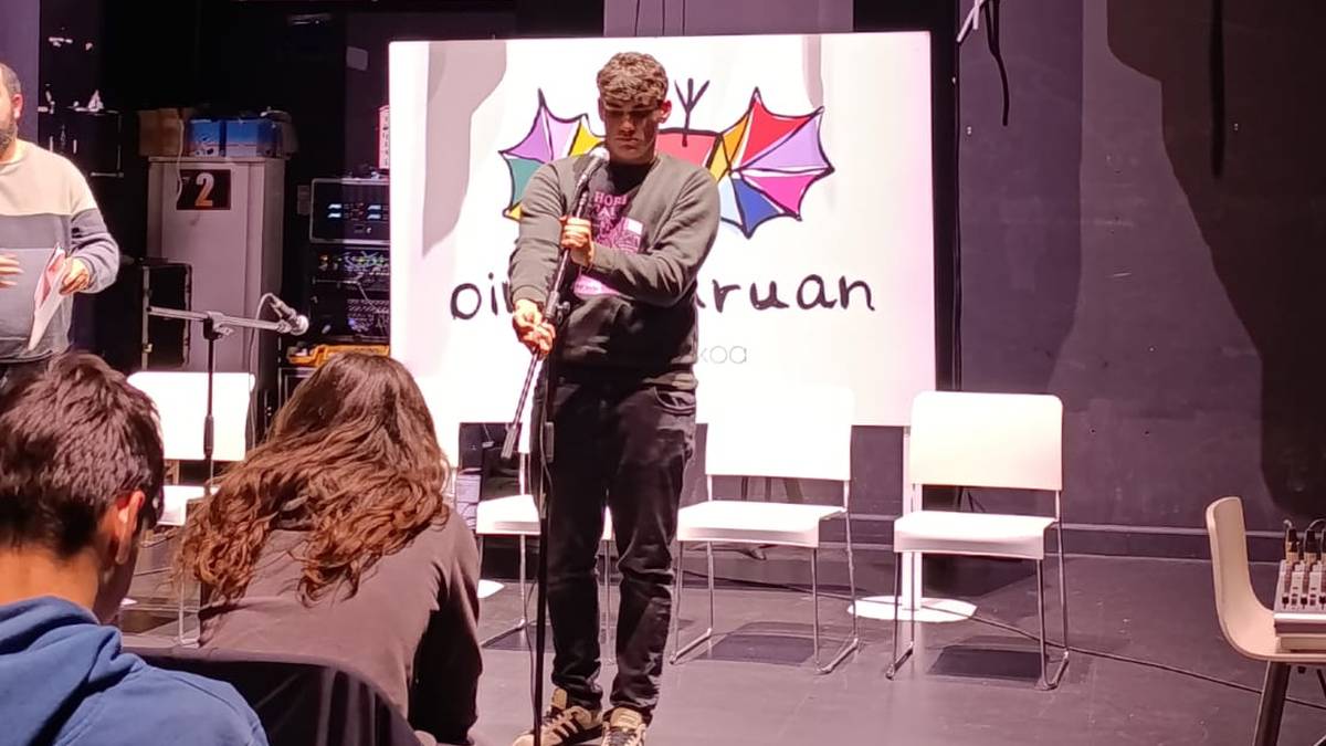 Peru Cristobal larrabetzuarrak Eskolarteko Bertsolari Txapelketako idatzizkoa irabazi du