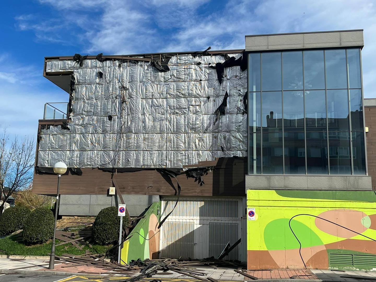 Haize-bolada handiek Kultur Birikako fatxadaren zati bat eraman zuten