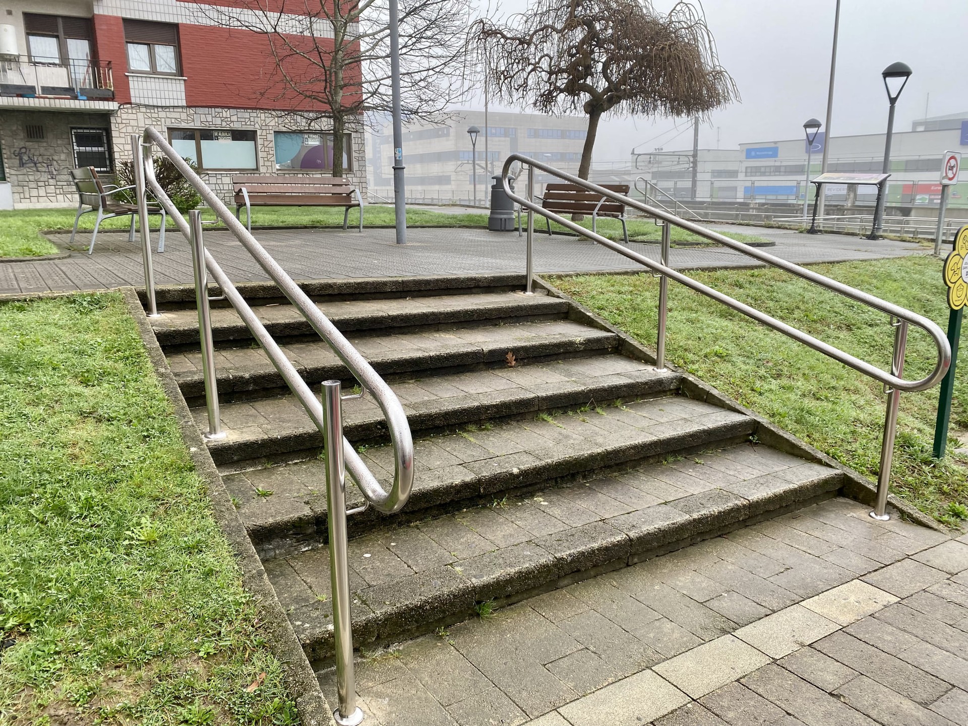 Derioko Udalak barandak ipini ditu Herriko Plazaren inguruan