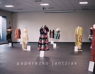 Paperezko jantziak erakusgai Derion