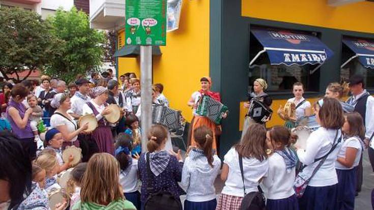 Giza mosaikoa eta flashmob bat, Lagatzu Egunean