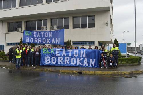 Eatoneko langileen aldeko mozioak onartu dituzte Derion eta Larrabetzun