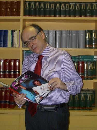 Andres Urrutia, euskaltzainburua: â€œEuskaldunak jakin behar du alboan daukana ere euskaraz dagoelaâ€