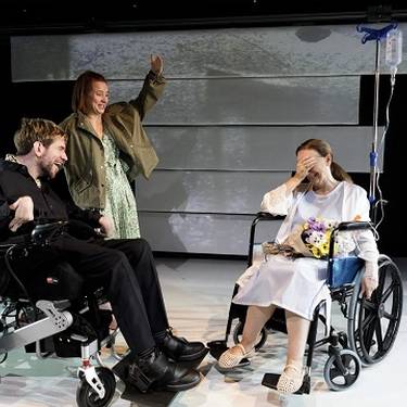 'Sabes que las flores de plástico nunca han vivido, ¿verdad?' antzezlana