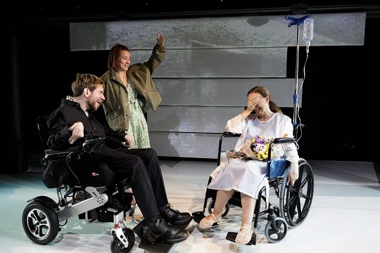 'Sabes que las flores de plástico nunca han vivido, ¿verdad?' antzezlana