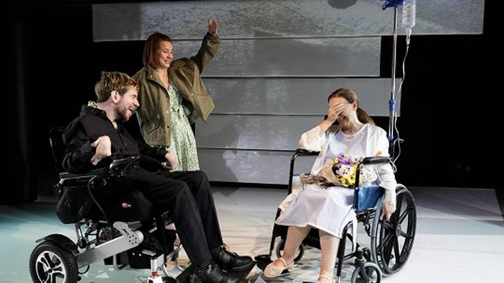 'Sabes que las flores de plástico nunca han vivido, ¿verdad?' antzezlana