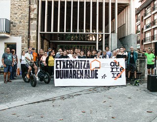 Ernaik etxebizitzaren aldeko elkarretaratzea egin du Larrabetzun