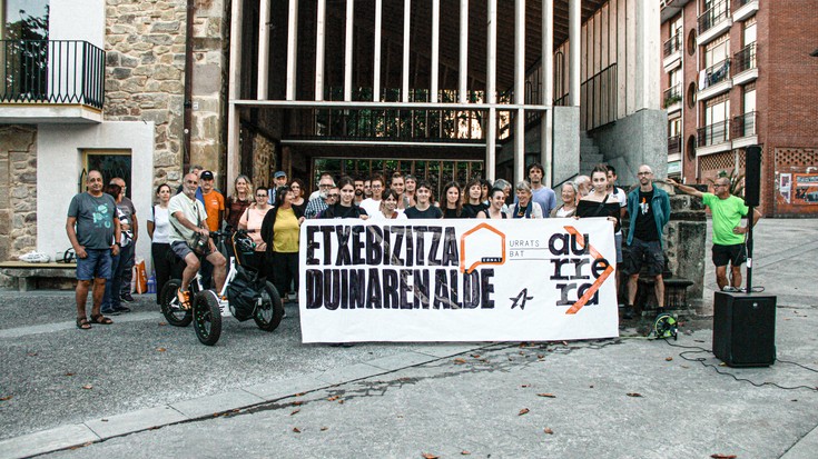 Ernaik etxebizitzaren aldeko elkarretaratzea egin du Larrabetzun