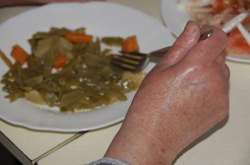 Bakarrik jaten ez duten zaharrek nutrizio hobea dute