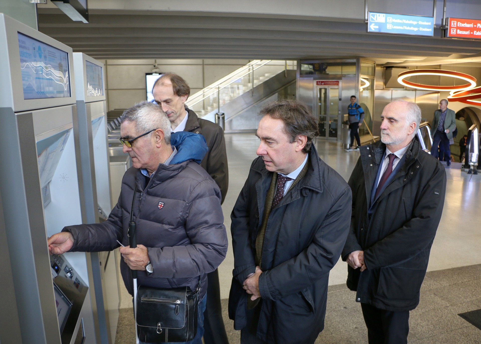 Ikusteko desgaitasuna duten pertsonentzat egokitu da salmenta automatikoko sistema Txorierriko tren-linean