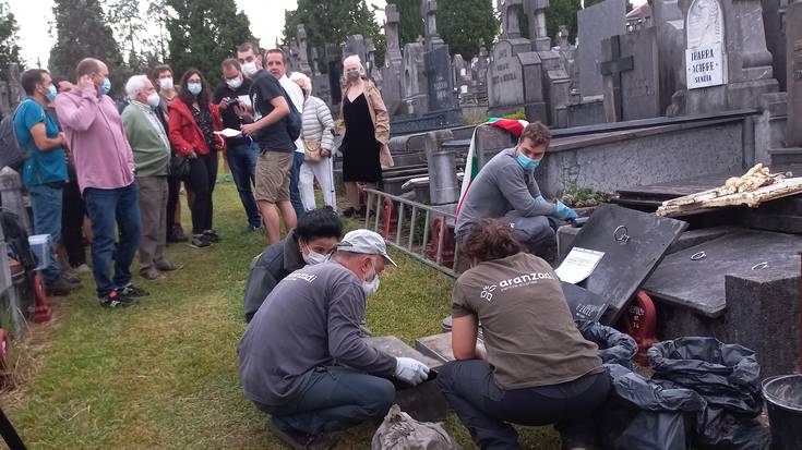 Gabiriako gudari baten gorpuzkiak izan daitezkeenak hobitik atera dituzte Derion