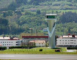 FACUA Euskadik Espainiako gobernuari eskatu dio Loiuko aireportuaren aire-zirkulazioaren kontrolak publikoa izaten jarraitzeko