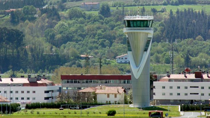 FACUA Euskadik Espainiako gobernuari eskatu dio Loiuko aireportuaren aire-zirkulazioaren kontrolak publikoa izaten jarraitzeko