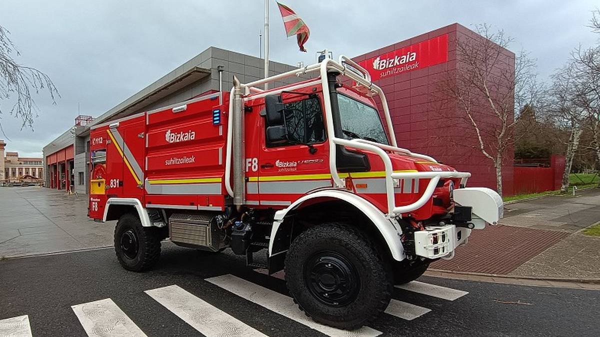 Derioko suhiltzaileen parkeak autoponpa kamioi berria dauka