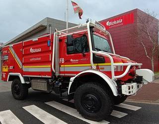 Derioko suhiltzaileen parkeak autoponpa kamioi berria dauka