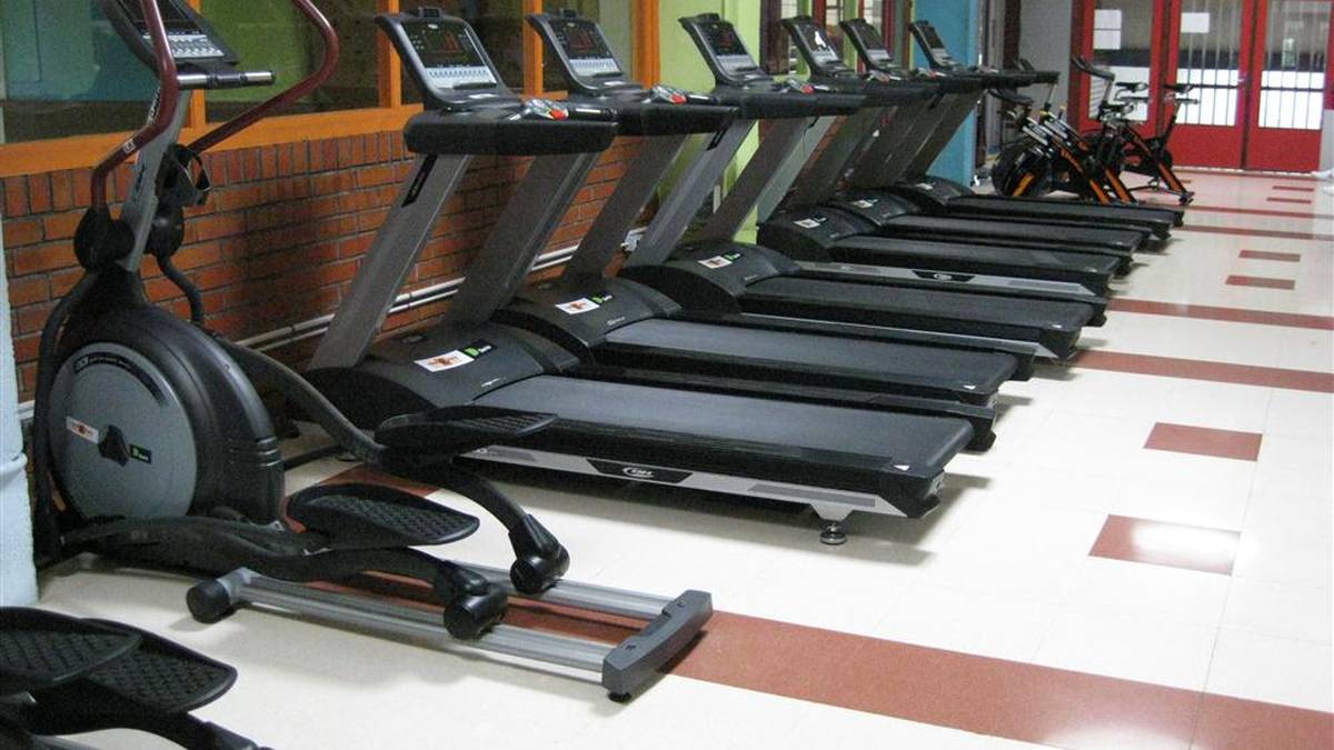 300 pertsonako idatzia, kiroldegiko gimnasioaren inguruan