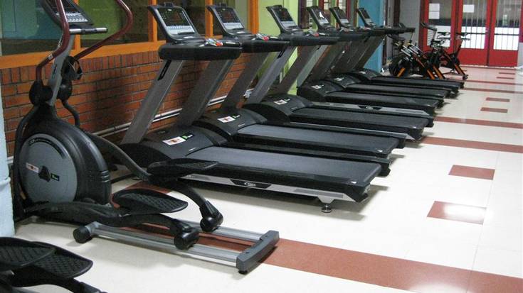 300 pertsonako idatzia, kiroldegiko gimnasioaren inguruan