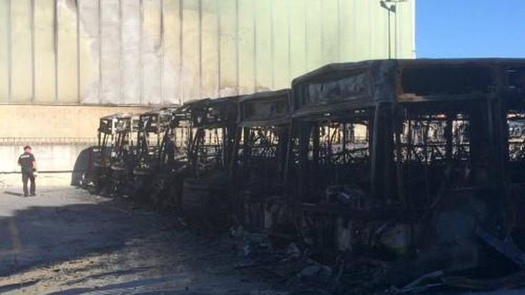 Zortzi autobus erre zituzten Derion domeka goizaldean 