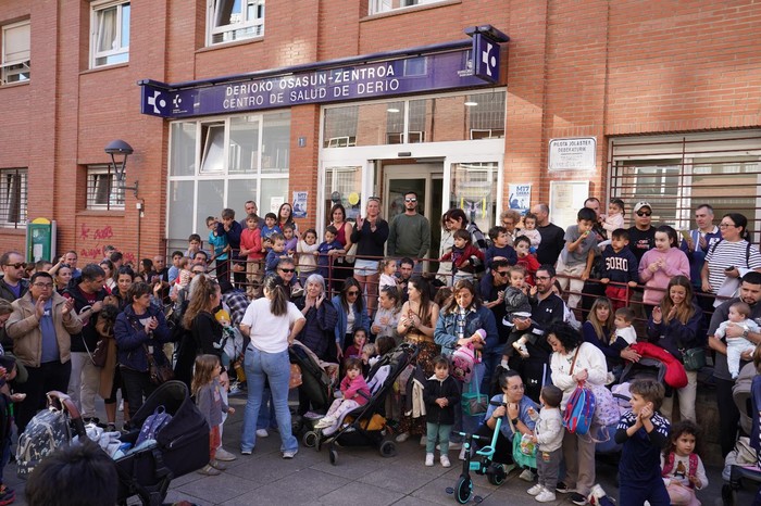 Derion “berehala” pediatra egonkor bat egotea eskatu dute