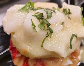 Bakailao pastela piperradarekin eta piper berdearen kremarekin