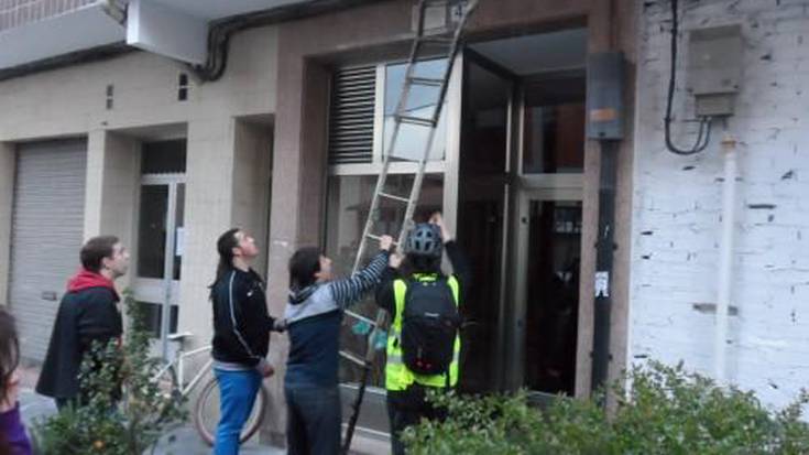 Plaka frankistak eraikinetatik kendu dituzte Txori